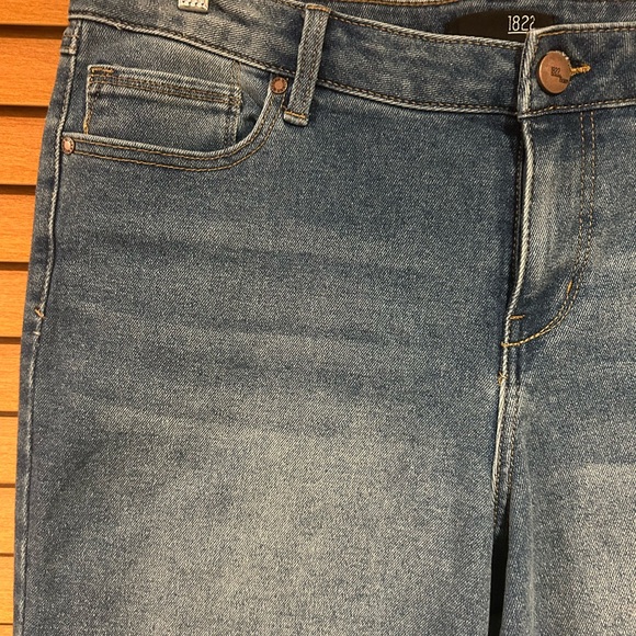 NWOT 1822 Denim Women’s Mid-Blue Cropped Straight Jeans with Frayed Hem size 14 - Picture 2 of 7